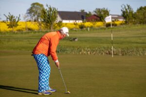 パターを打つ男性