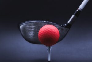 赤いボールを打つドライバー