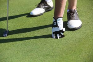 カップのボールを拾う手